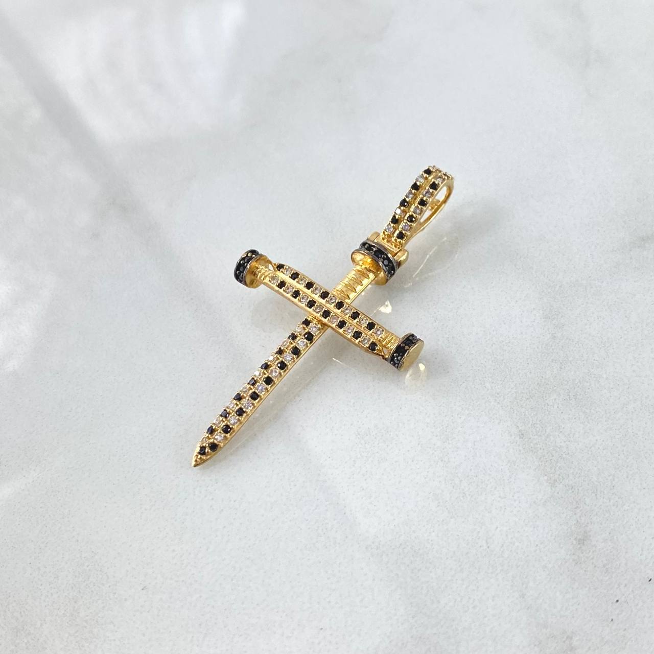 Dije Cruz Clavo 4.3gr / 4.7cm / Circones Negros Blancos Oro Amarillo 18K ©