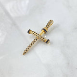 Dije Cruz Clavo 4.3gr / 4.7cm / Circones Negros Blancos Oro Amarillo 18K ©