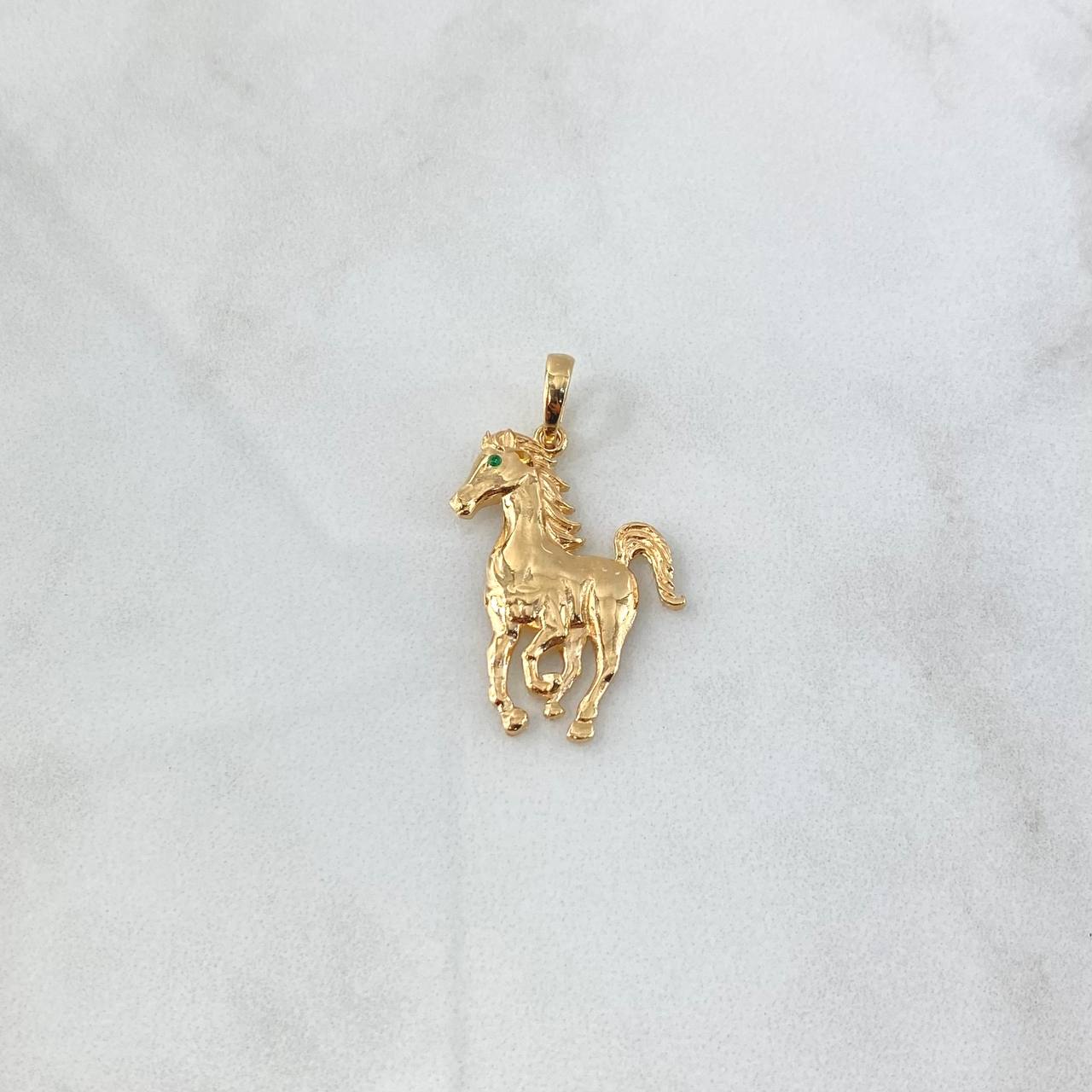 Dije Caballo 2.6gr / 3.2cm / Circon Verde Oro Amarillo 18K ©