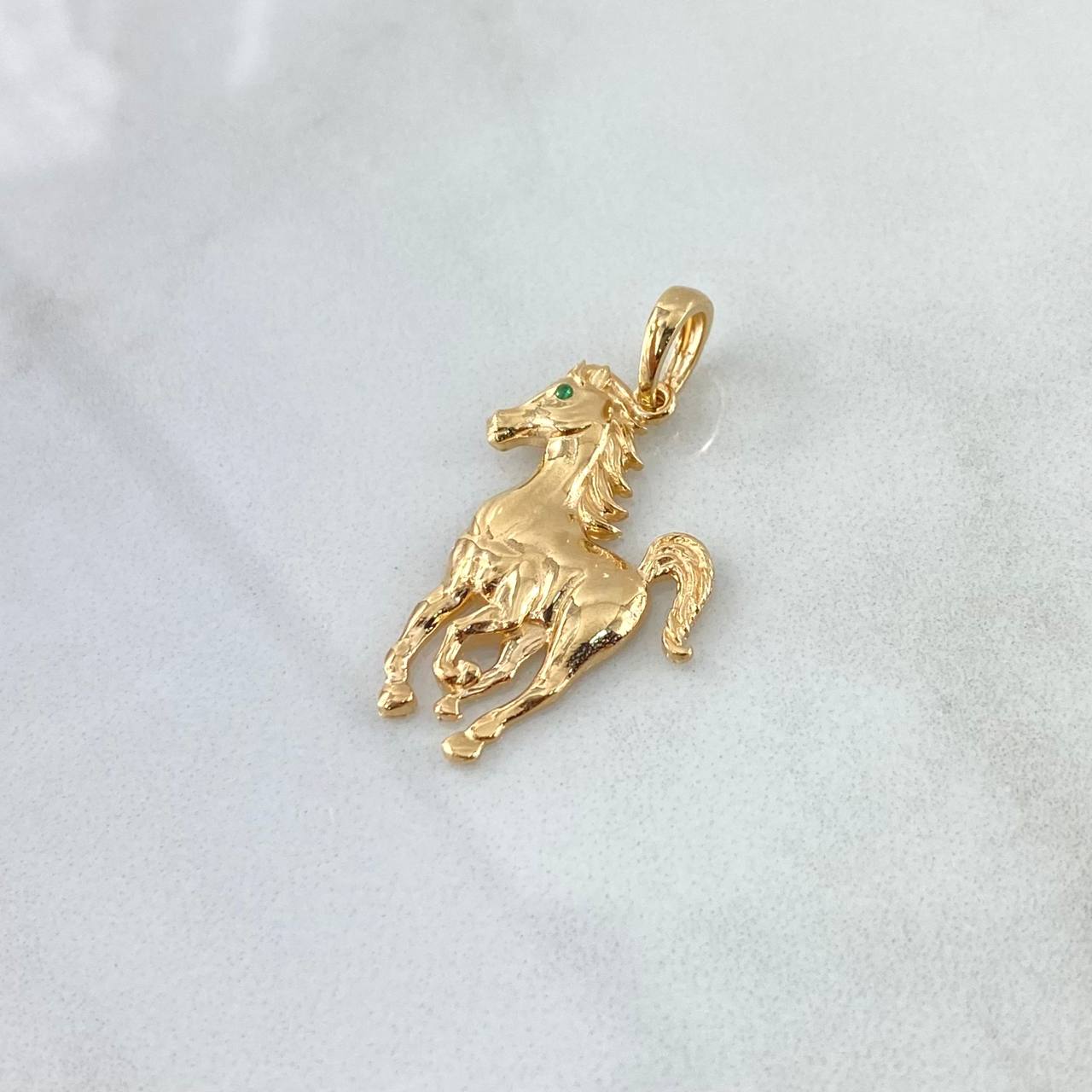 Dije Caballo 2.6gr / 3.2cm / Circon Verde Oro Amarillo 18K ©