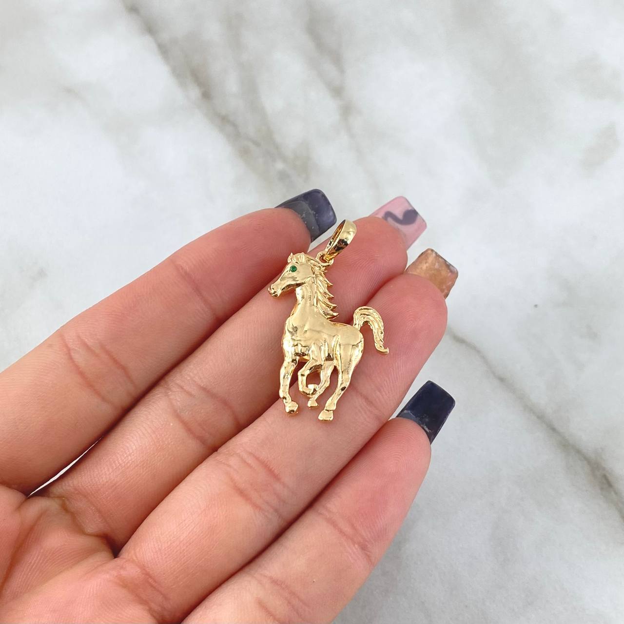 Dije Caballo 2.6gr / 3.2cm / Circon Verde Oro Amarillo 18K ©