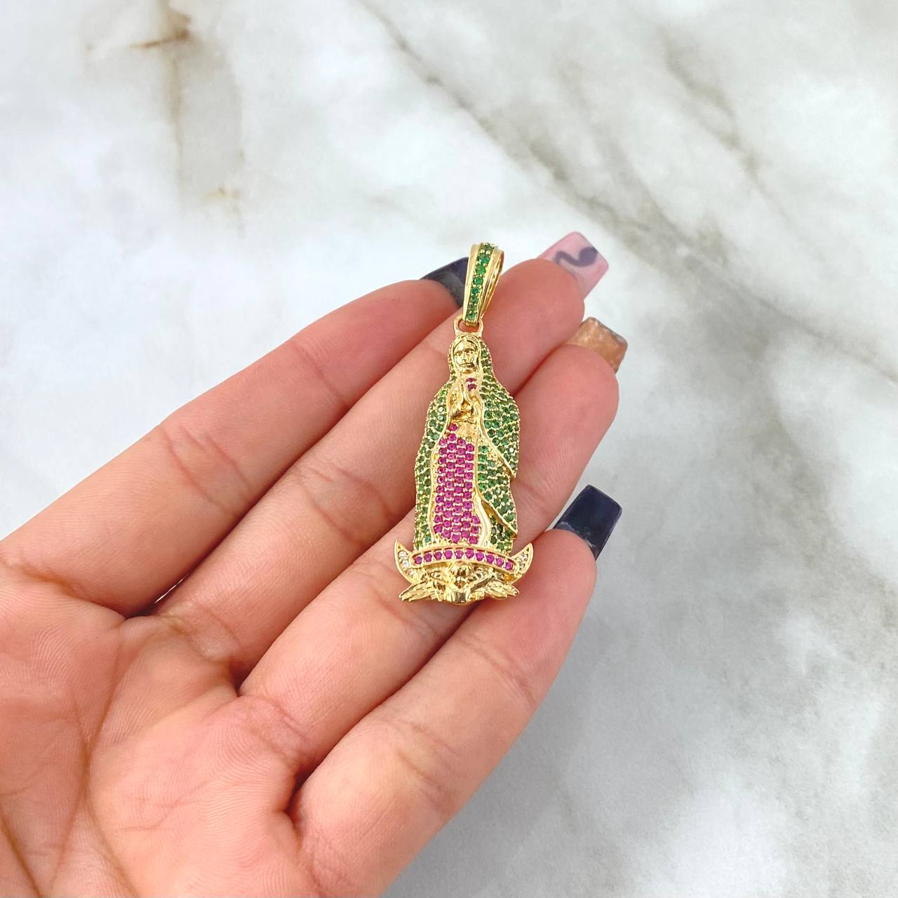 Dije Virgen de Guadalupe 7.3gr / 4.5cm / Circones Blancos Verdes Fucsia Oro Amarillo 18K ©