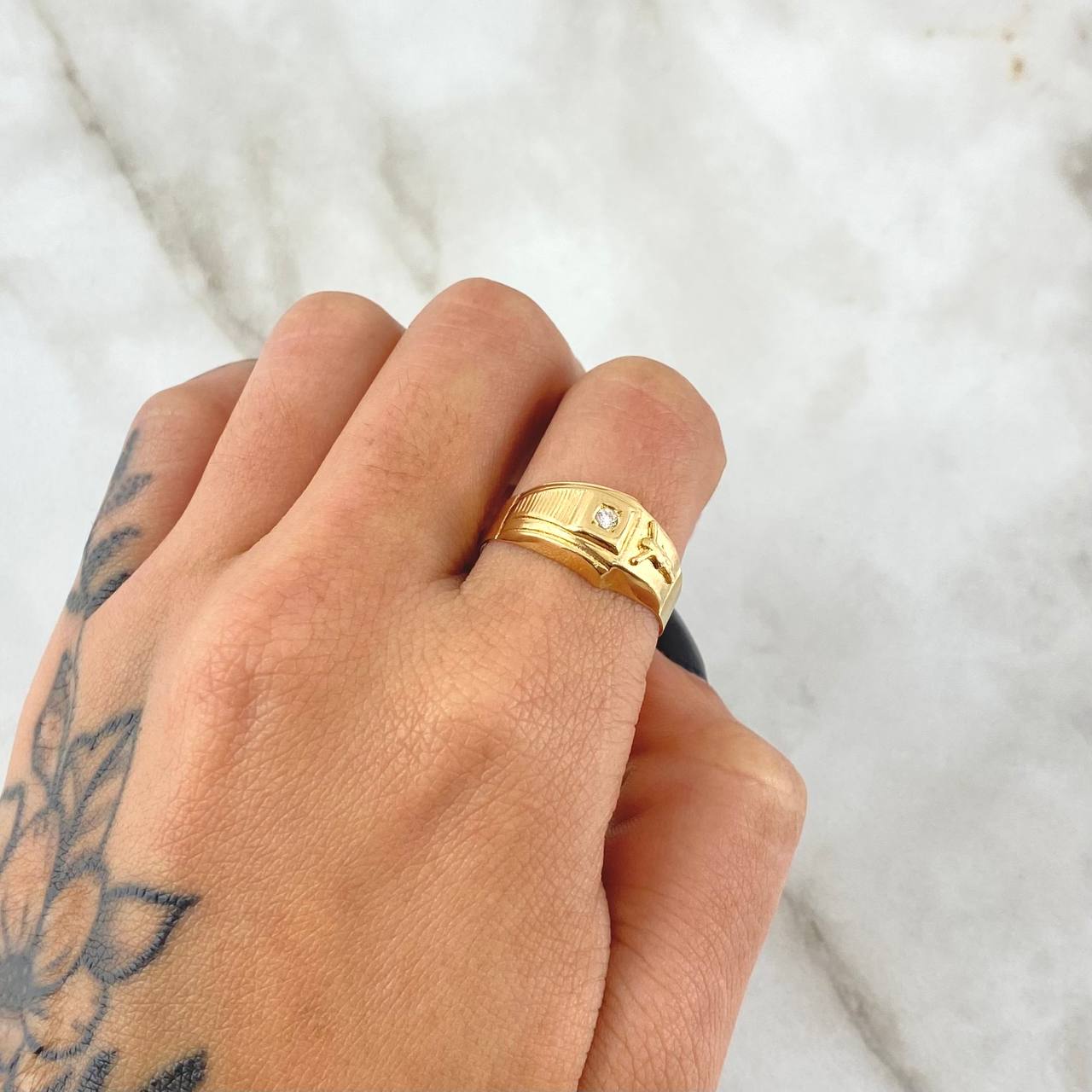 Christ Signet Ring Striped Tip 2.45gr / Size 8 3/4 / White Zircon 18K Yellow Gold ©