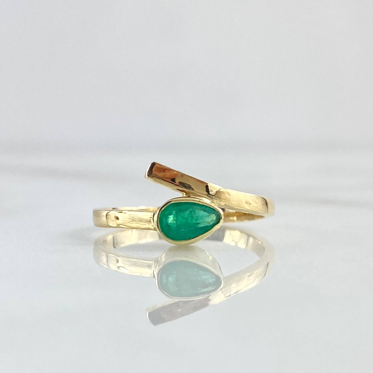 Ring Solitaire Thin Band 2.5gr / Size 6 1/2 / Emeralds 32Pts 18K Yellow Gold ©