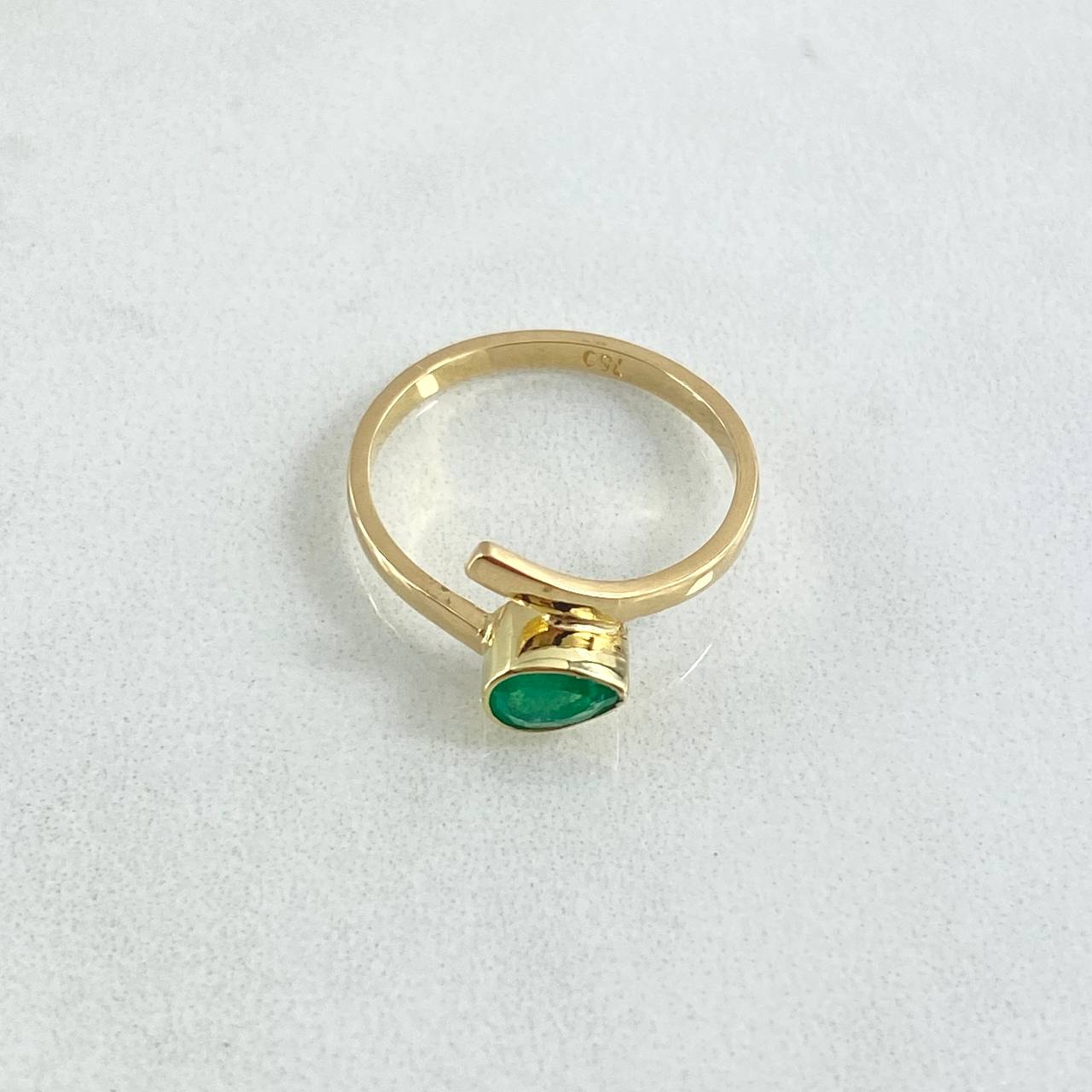 Ring Solitaire Thin Band 2.5gr / Size 6 1/2 / Emeralds 32Pts 18K Yellow Gold ©
