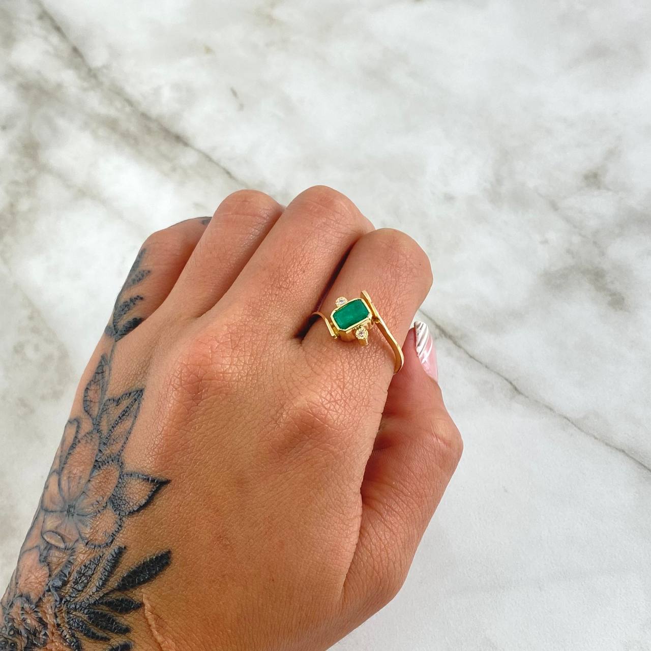 Ring Solitaire Lateral Finesse 2.9gr / Size 8 1/4 / Emeralds 74Pts - White Zircons 18K Yellow Gold ©