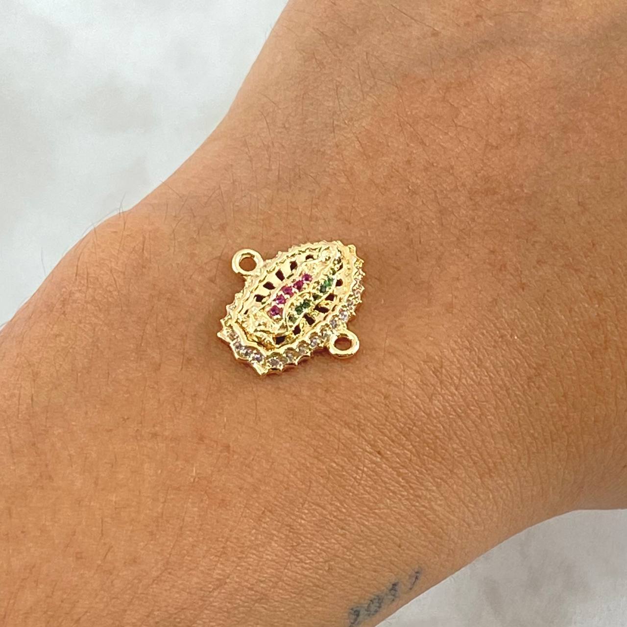 Charm Virgin Guadalupe Silhouette 2.7gr / 1.7cm / Filigree - White, Fuchsia, and Green Zircons 18K Yellow Gold ©