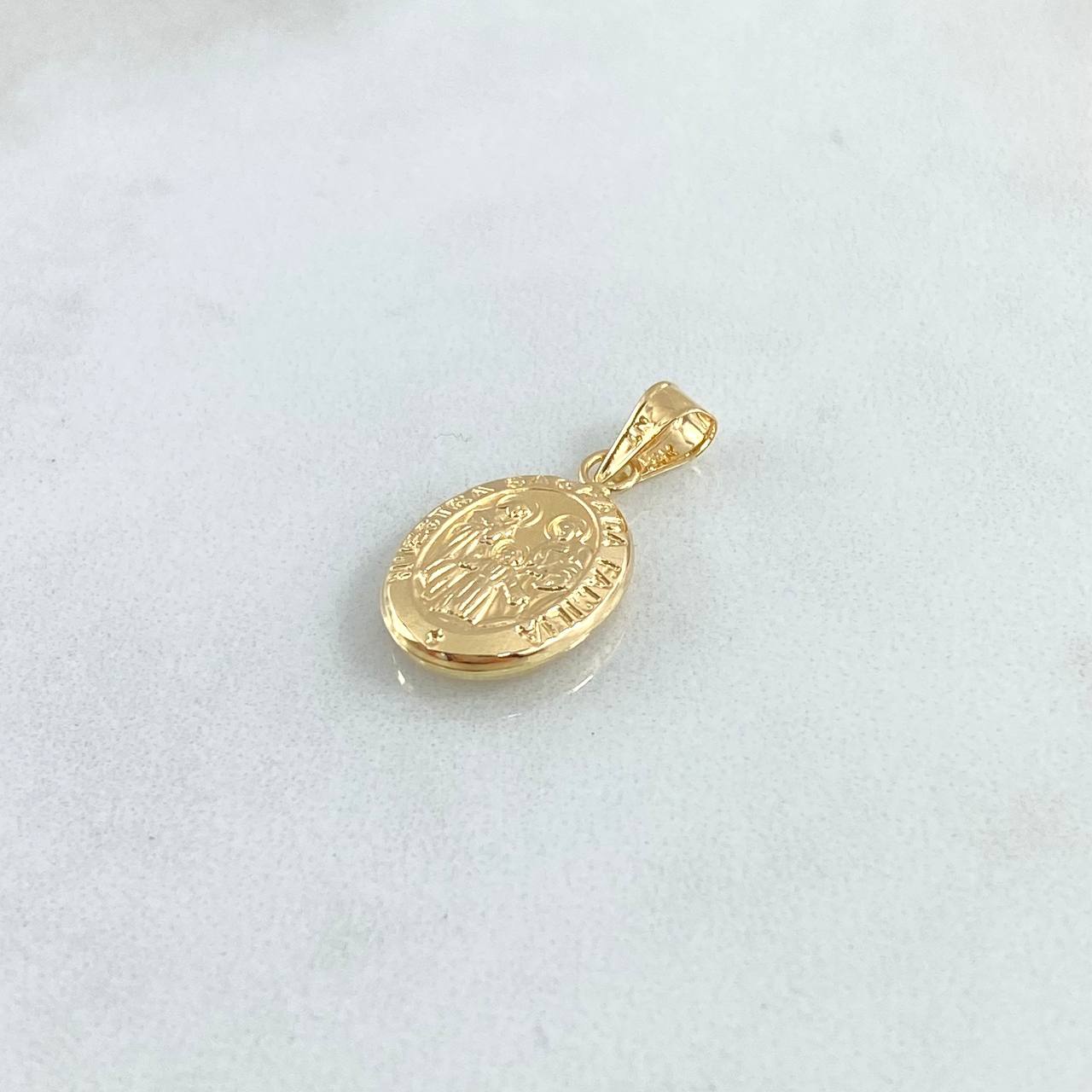Dije Sagrada Familia 0.9gr / 2.4cm / Ovalo Mate Troquelado Oro Amarillo 18K