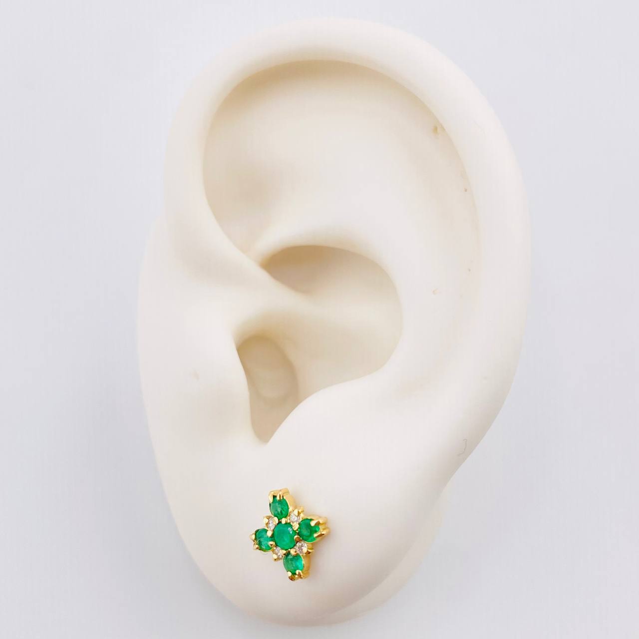 Topos Flor Crisantemo Esmeraldas 45pts Diamantes 14pts 1.45gr / 6.7mm Oro Amarillo 18K ©