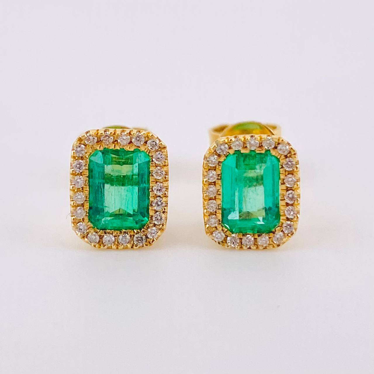 Topos Halo Rectangular Esmeraldas 1.2 Qts Diamantes 42pts 3.6gr / 1/4 in / Oro Amarillo 18K ©