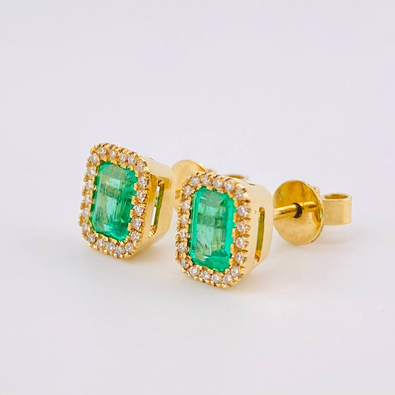 Topos Halo Rectangular Esmeraldas 1.2 Qts Diamantes 42pts 3.6gr / 1/4 in / Oro Amarillo 18K ©