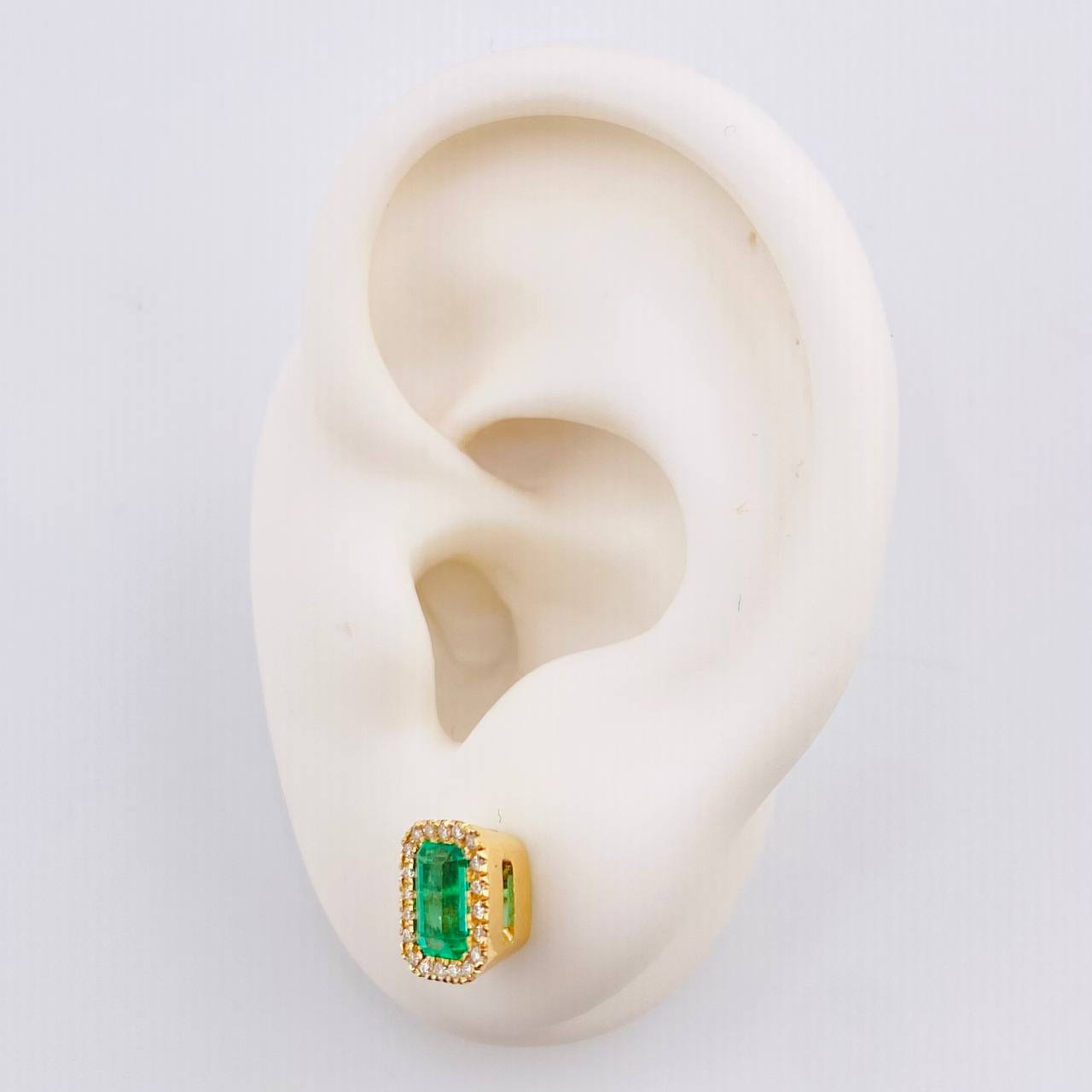 Topos Halo Rectangular Esmeraldas 1.2 Qts Diamantes 42pts 3.6gr / 1/4 in / Oro Amarillo 18K ©