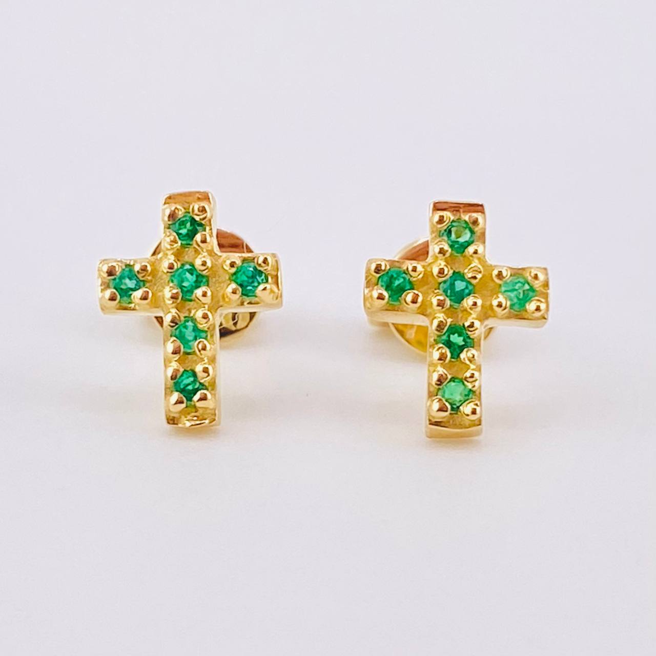 Topos Crúz Latina Esmeraldas 19pts 1.5gr / 1/4 in / Oro Amarillo 18K ©