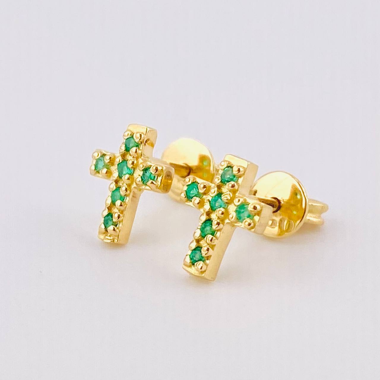 Topos Crúz Latina Esmeraldas 19pts 1.5gr / 1/4 in / Oro Amarillo 18K ©