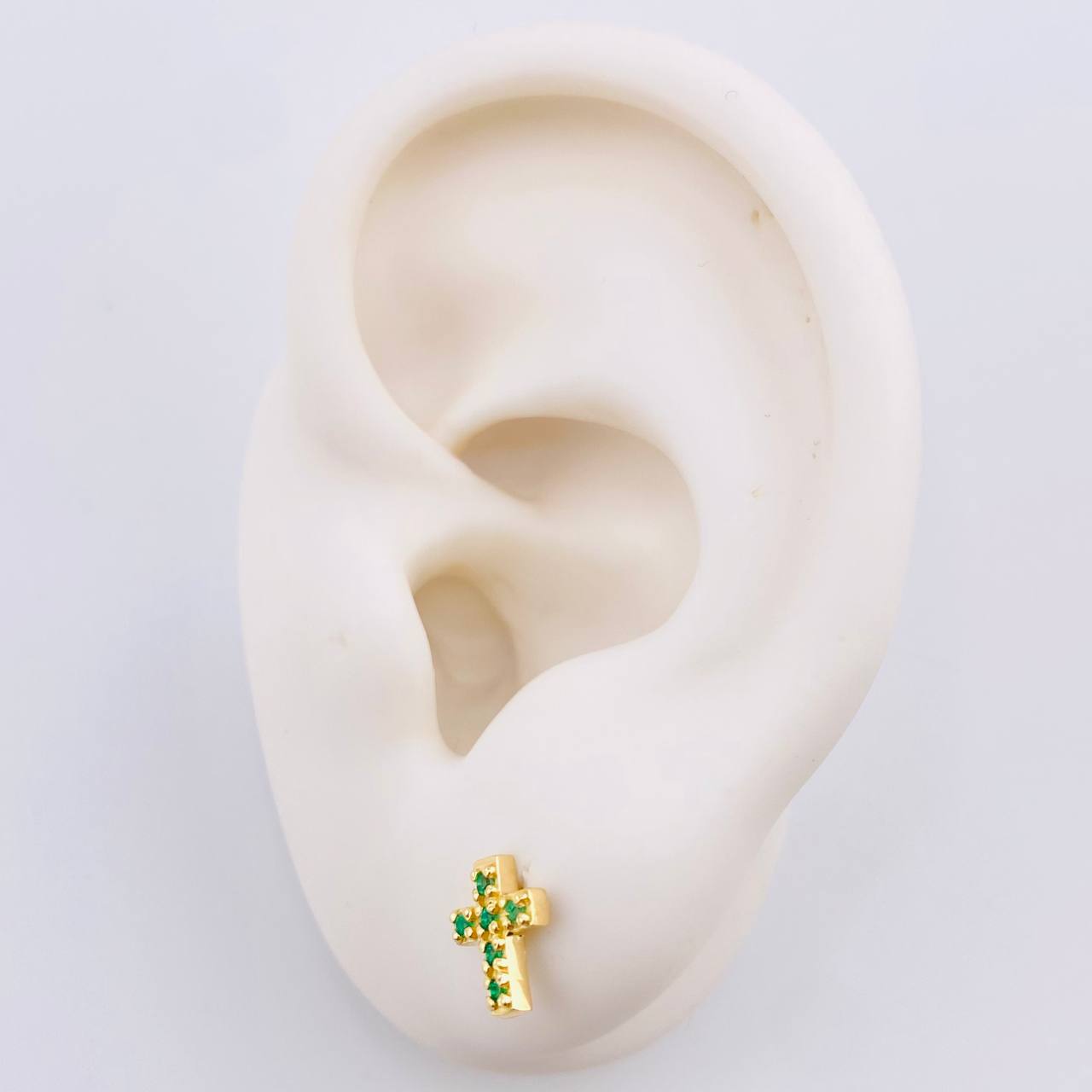 Topos Crúz Latina Esmeraldas 19pts 1.5gr / 1/4 in / Oro Amarillo 18K ©