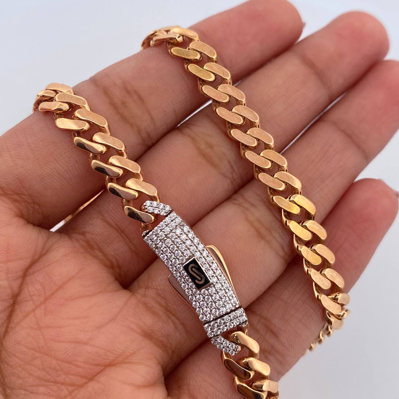 Cadena Cubana Infinito 23.05gr / 60.8cm / 6.1mm Circones Blancos Dos Oros Blanco Rosa +2 18K $