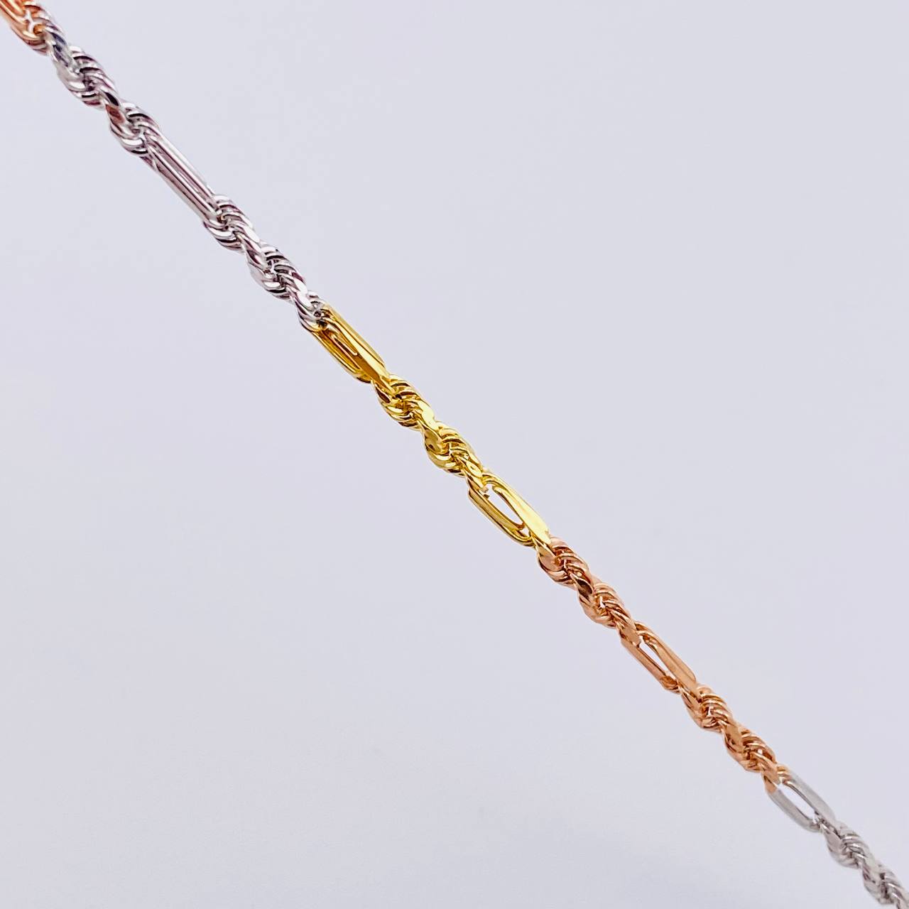 Pulso Lazo Intercalado 2.45gr / 7 1/2 in / 2.4mm Tres Oros +3 18K