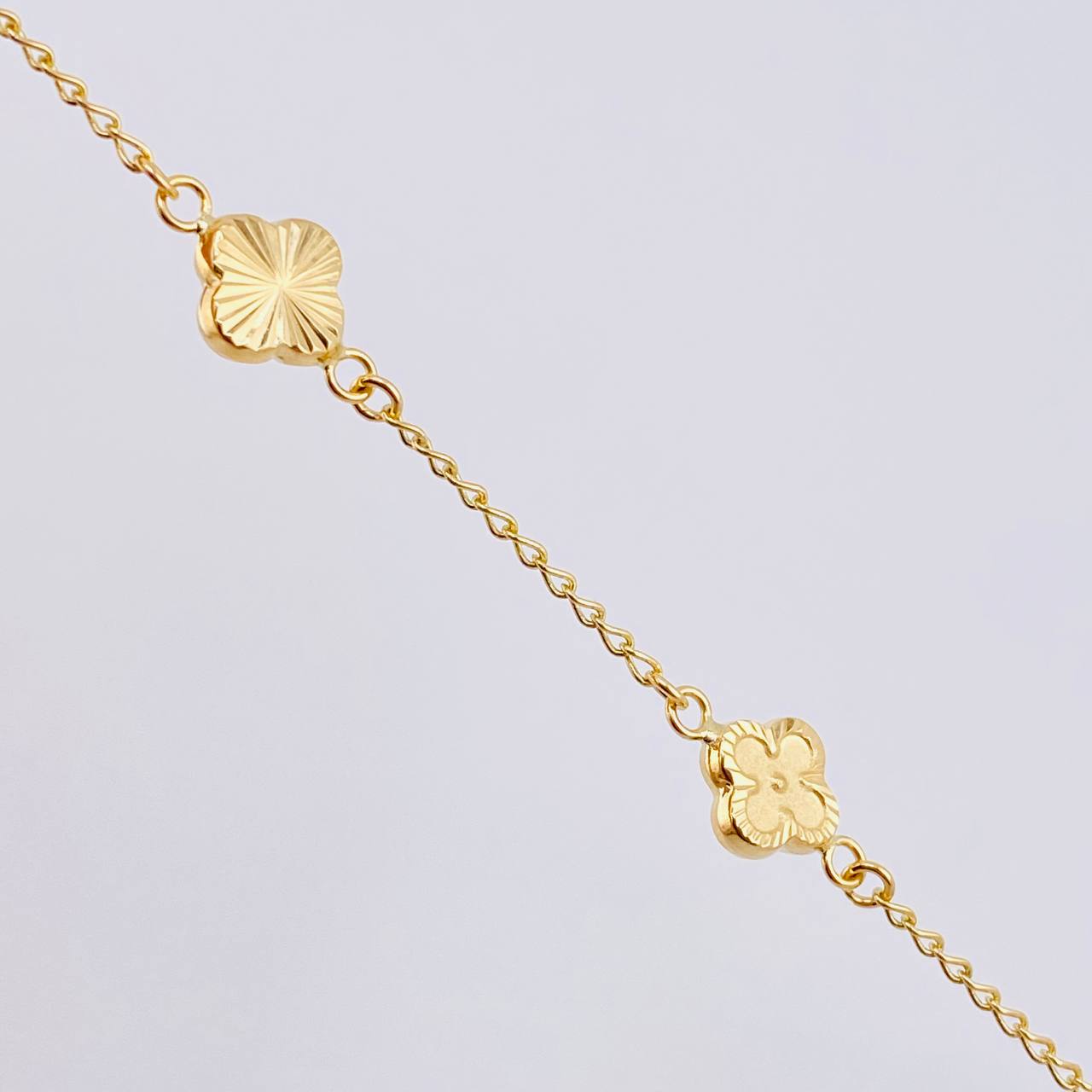 Pulso Aro Seguido Trebol Dorado 3.1gr / 7 1/2 in / 8mm Oro Amarillo 18K ©