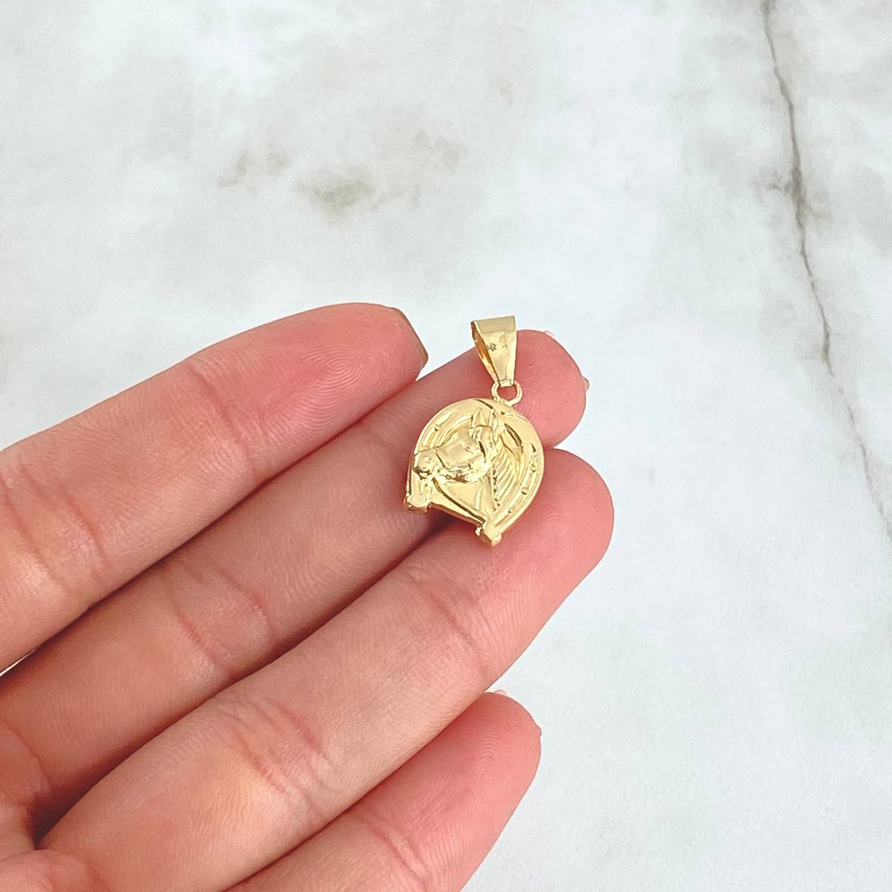 Dije Herradura Caballo 1.15gr / 2.5cm / Troqueleado Oro Amarillo 18K ©