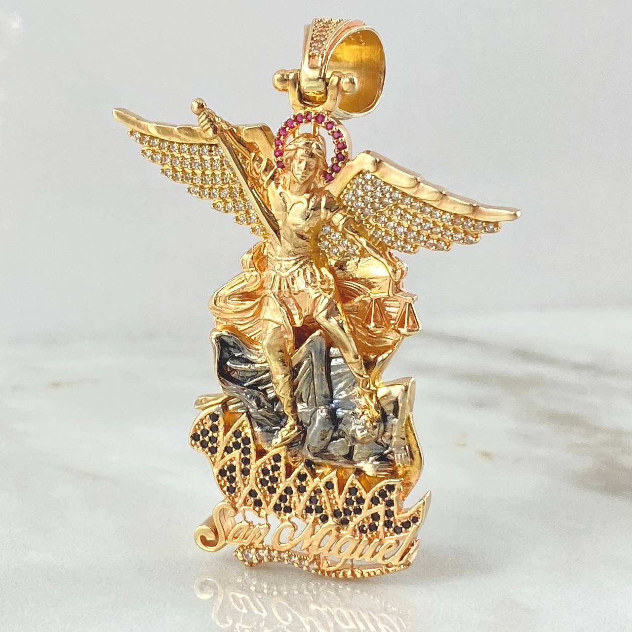 Dije Silueta San Miguel Arcangel 22.45gr / 2 3/4 in / Oro Amarillo 18K ©