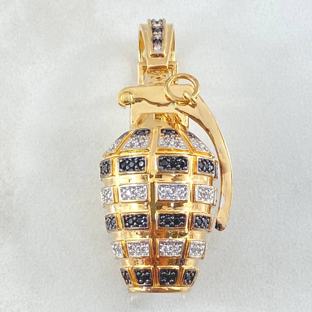 Pendant Pomegranate 20.35gr / 2.0in / Two Tone Yellow White 18K ©