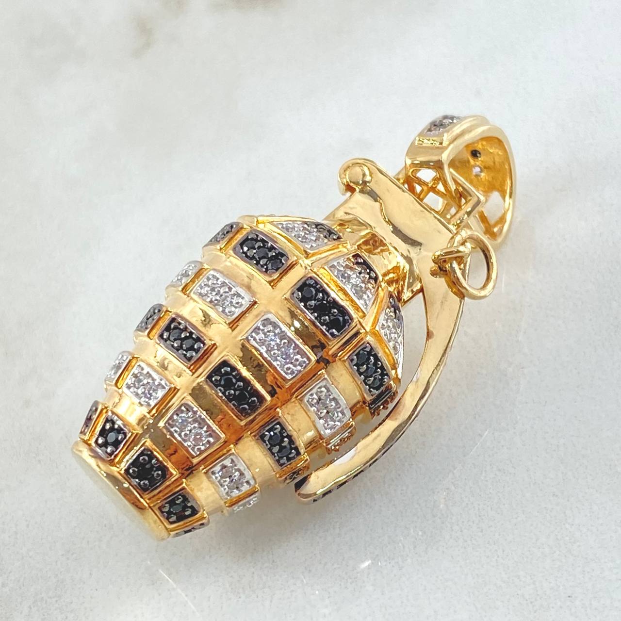 Pendant Pomegranate 20.35gr / 2.0in / Two Tone Yellow White 18K ©