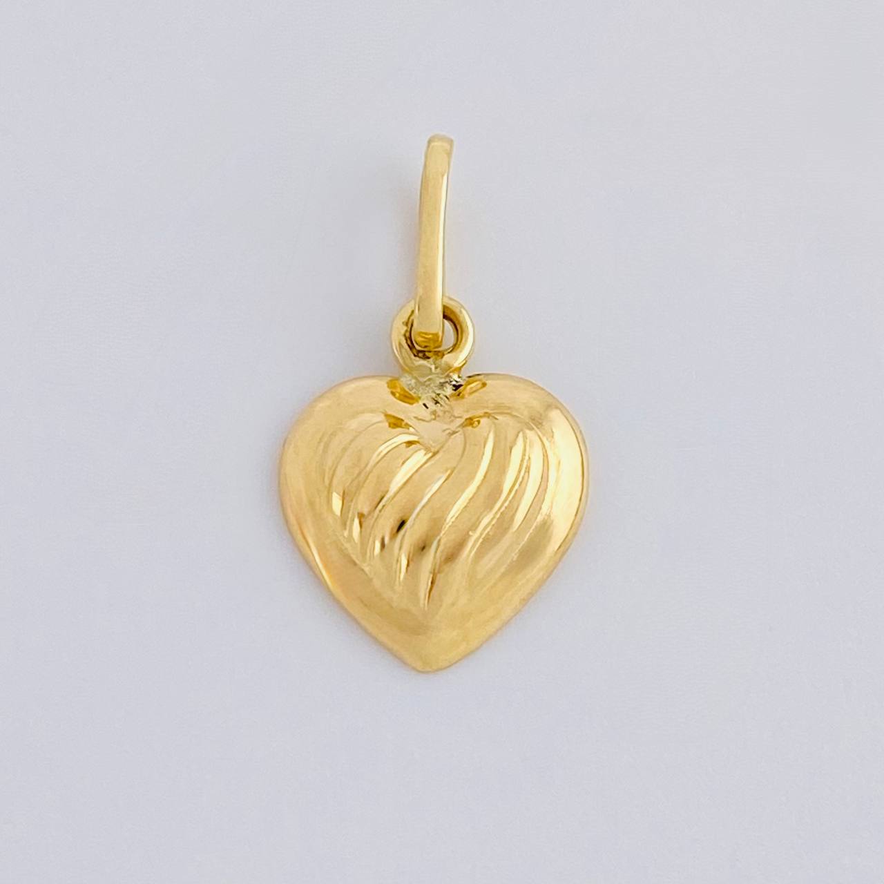 Dije Corazón Sobresalto Lineal 0.5 g / 1/2 in Oro Amarillo 18K