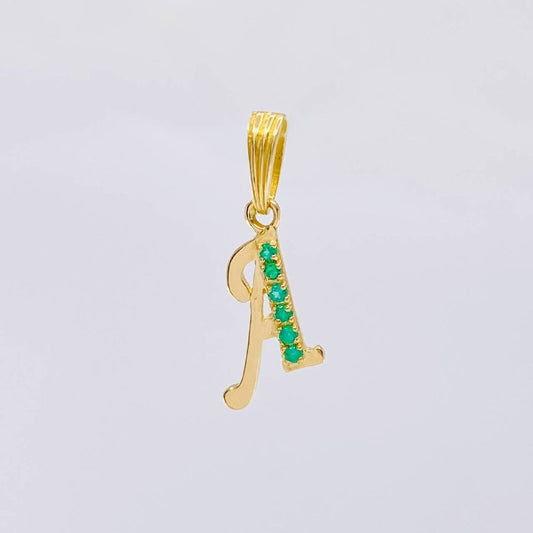 Dije Letra A Cursiva Esmeraldas 9Pts 0.8 g / 1 1/4 in Oro Amarillo 18K