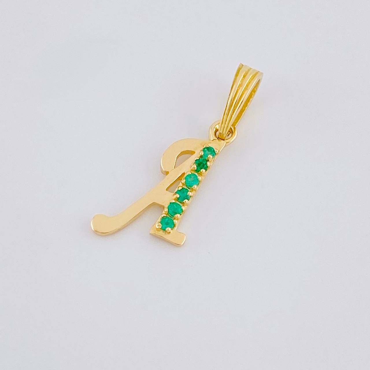 Dije Letra A Cursiva Esmeraldas 9Pts 0.8 g / 1 1/4 in Oro Amarillo 18K