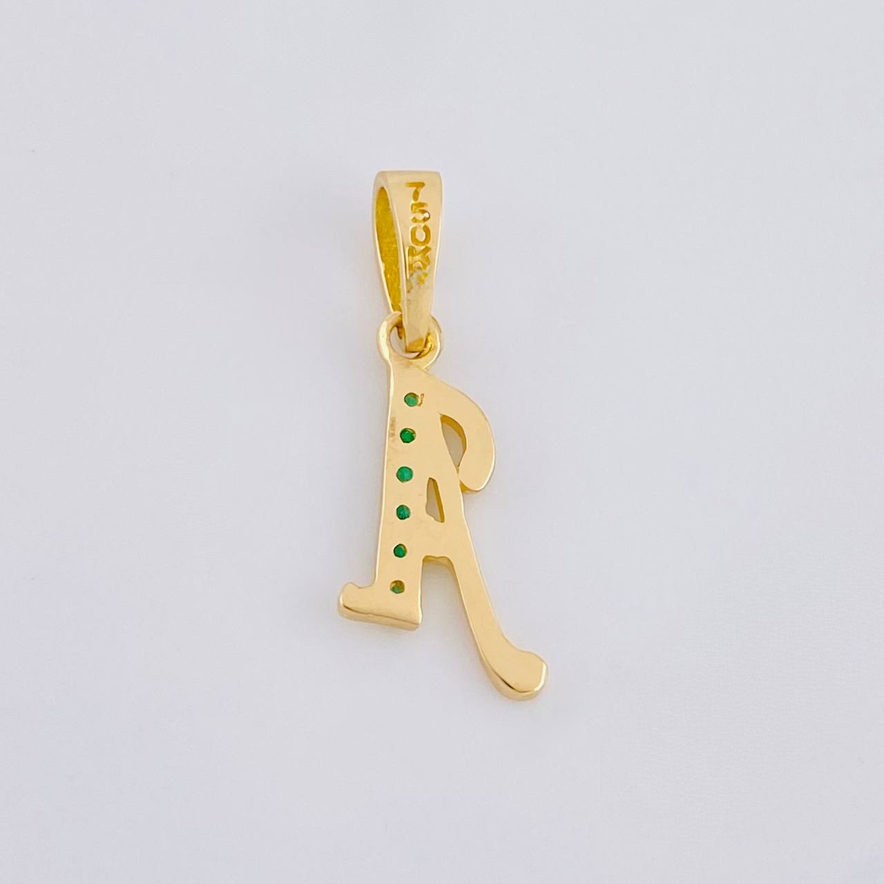 Dije Letra A Cursiva Esmeraldas 9Pts 0.8 g / 1 1/4 in Oro Amarillo 18K