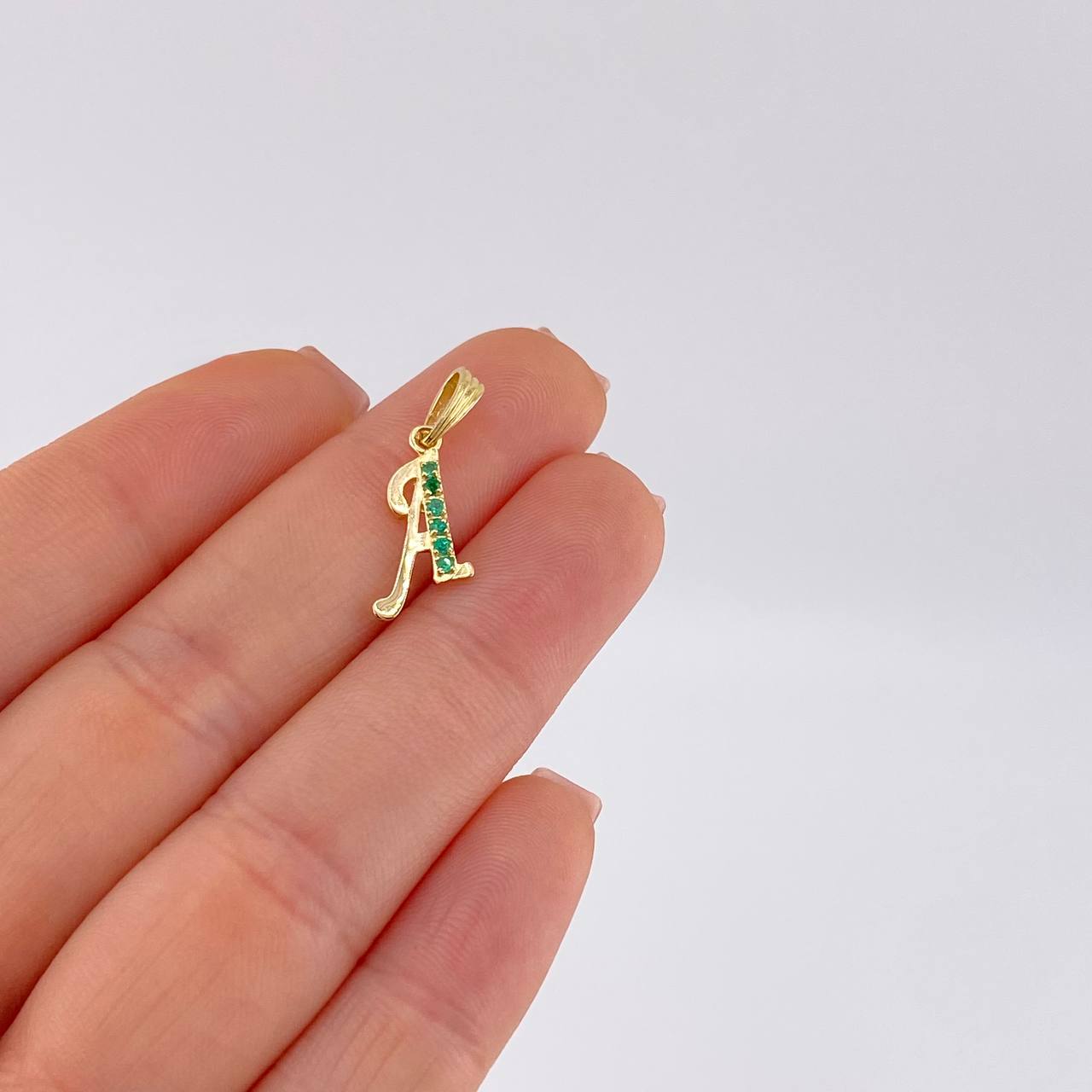 Dije Letra A Cursiva Esmeraldas 9Pts 0.8 g / 1 1/4 in Oro Amarillo 18K