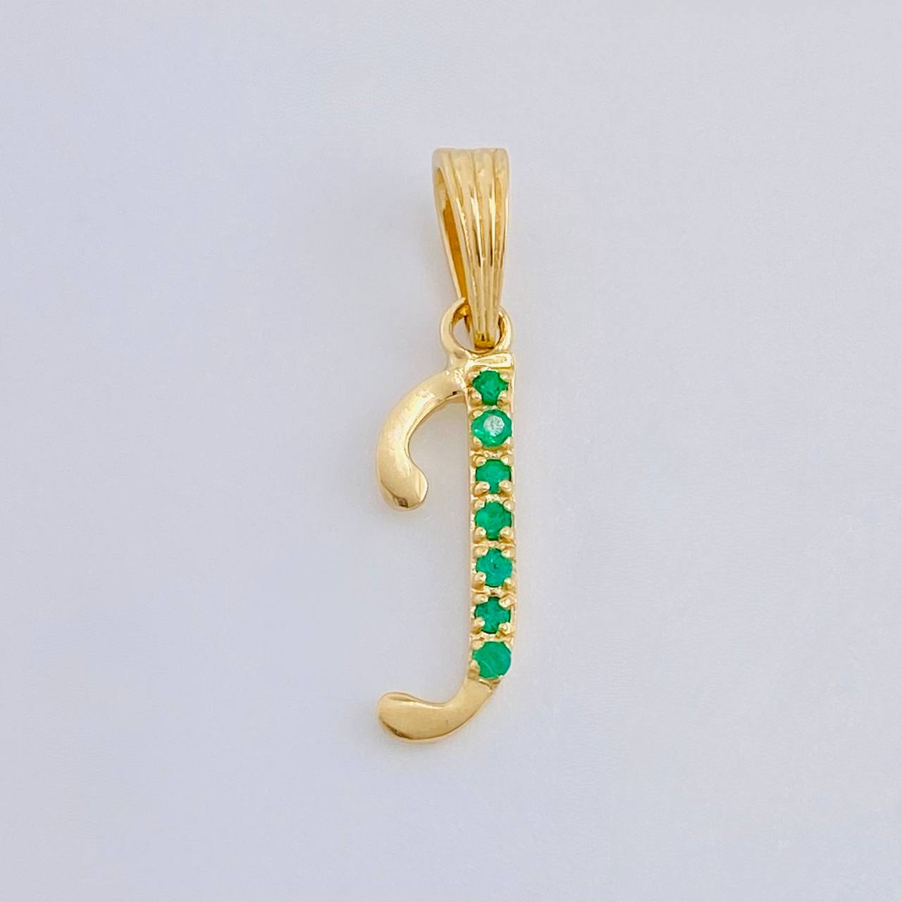Dije Letra J Cursiva Esmeraldas 11Pts 0.8 g / 1 1/4 in Oro Amarillo 18K