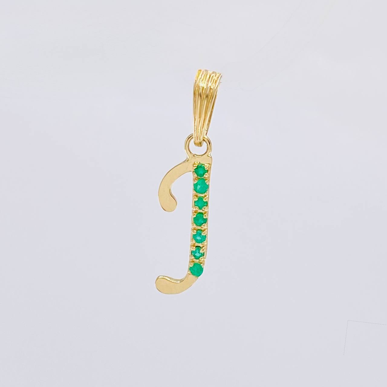 Dije Letra J Cursiva Esmeraldas 11Pts 0.8 g / 1 1/4 in Oro Amarillo 18K
