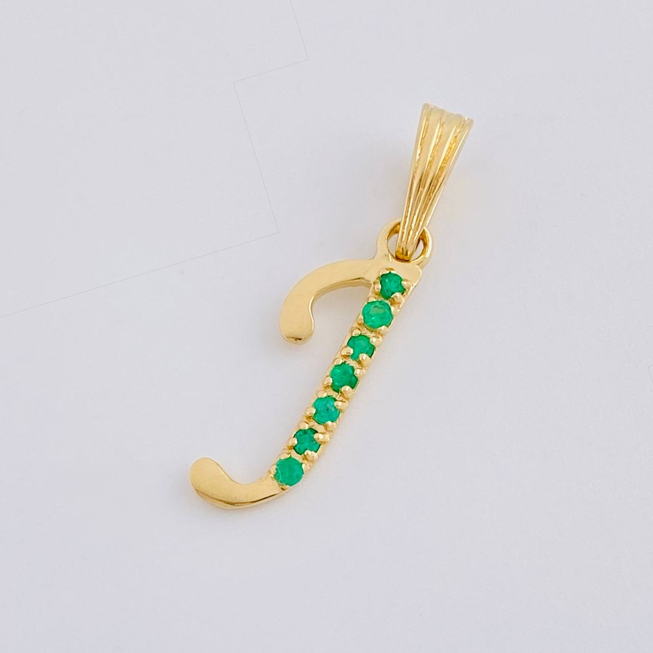 Dije Letra J Cursiva Esmeraldas 11Pts 0.8 g / 1 1/4 in Oro Amarillo 18K