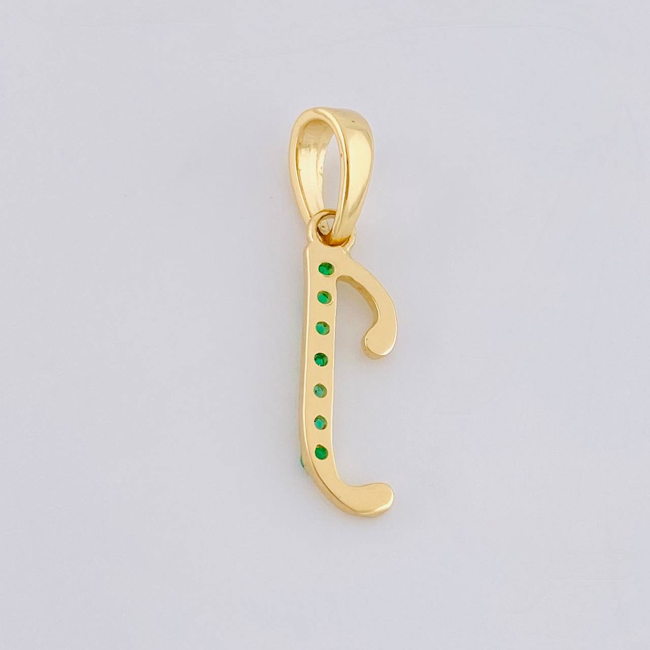 Dije Letra J Cursiva Esmeraldas 11Pts 0.8 g / 1 1/4 in Oro Amarillo 18K