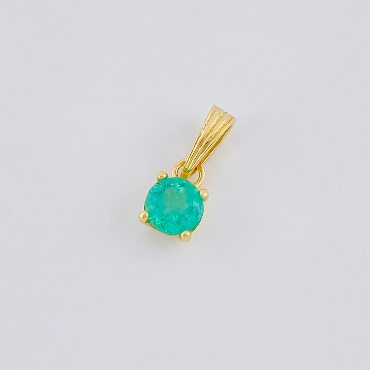 Dije Perla Esmeralda 49Pts 0.7 g / 1 in Oro Amarillo 18K