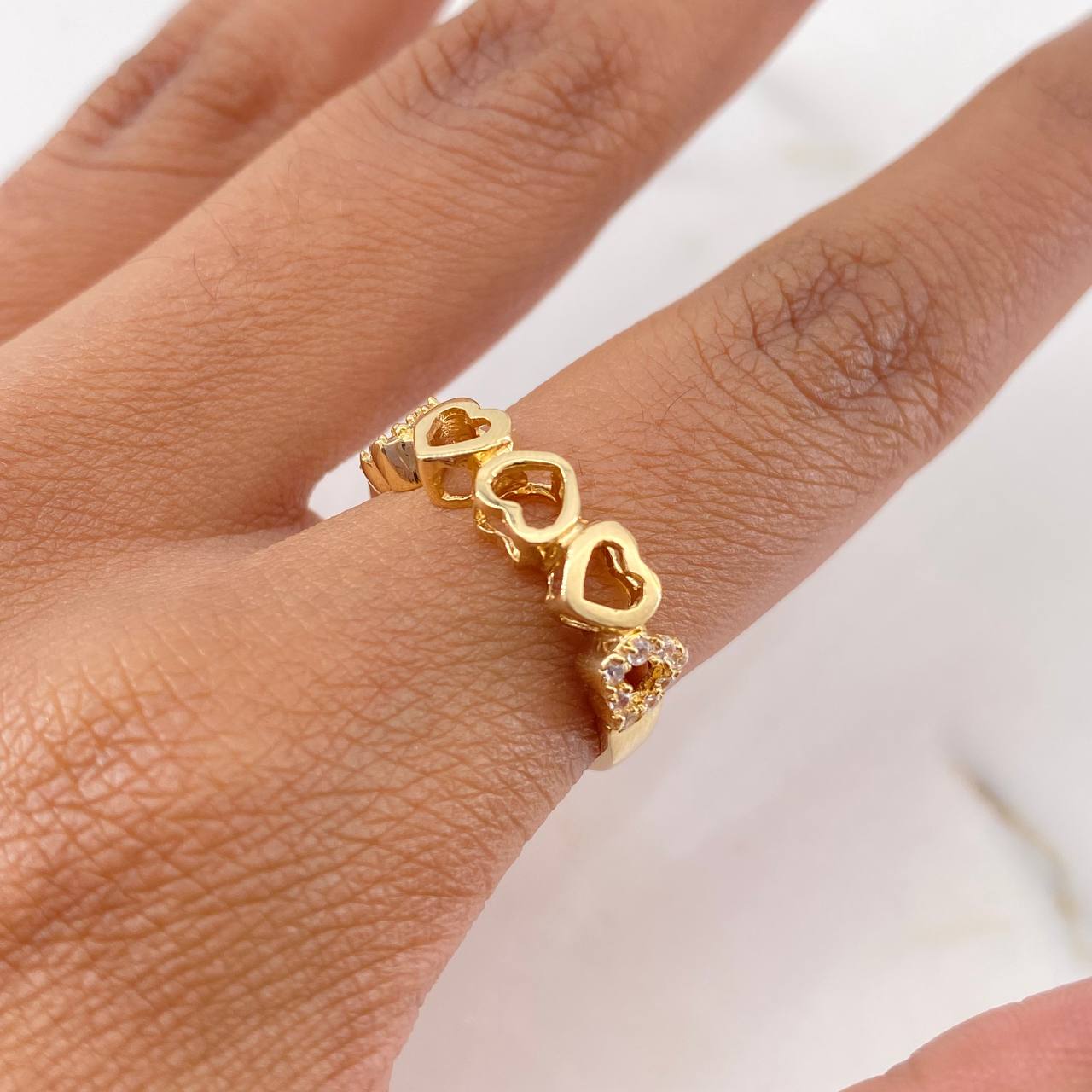 Hearts Ring 2.45gr / Size 6 3/4 / White Zircons 18K Yellow Gold $