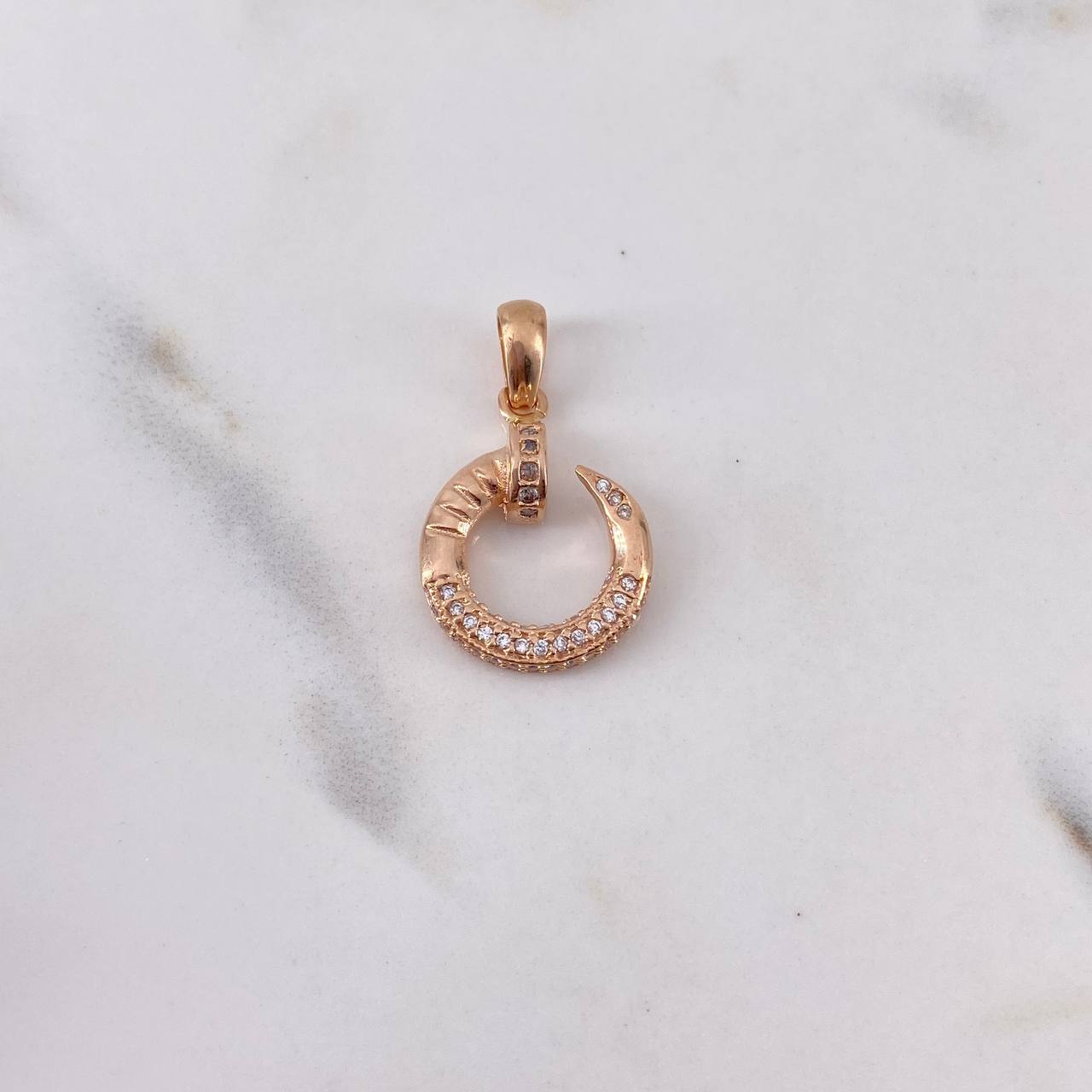 Dije Clavo 2.6gr / 2.6cm / Circones Blancos Oro Rosa 18K $