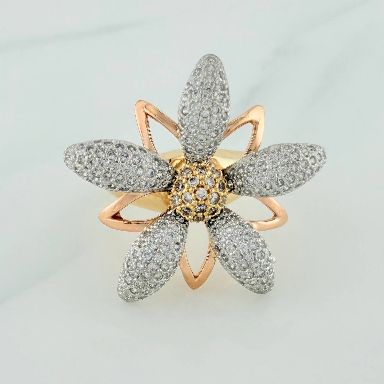 Anillo Flor 9.4gr / T6 1/4 /Tres Oros 18K $
