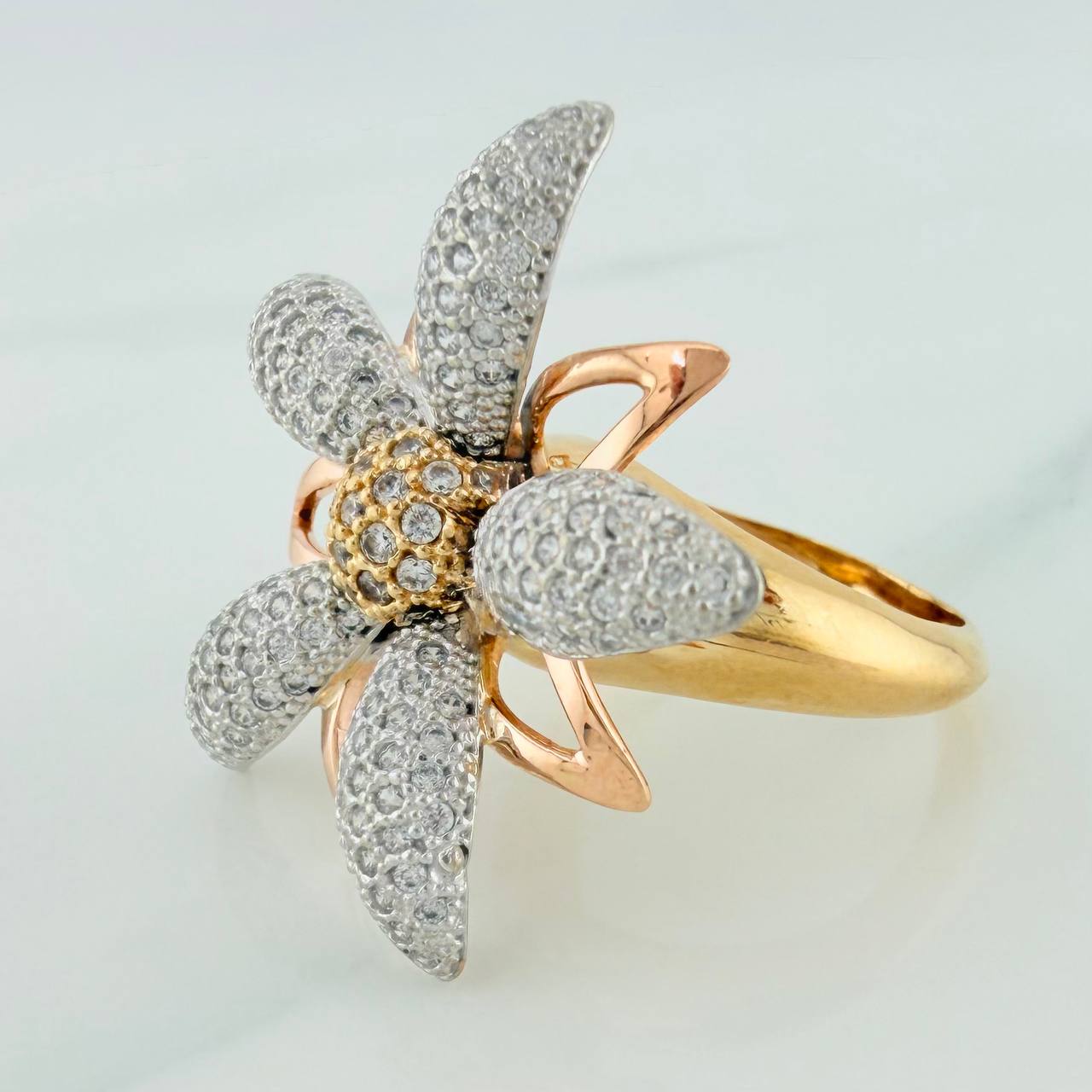 Anillo Flor 9.4gr / T6 1/4 /Tres Oros 18K $