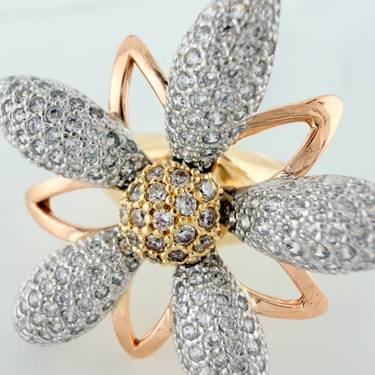 Anillo Flor 9.4gr / T6 1/4 /Tres Oros 18K $