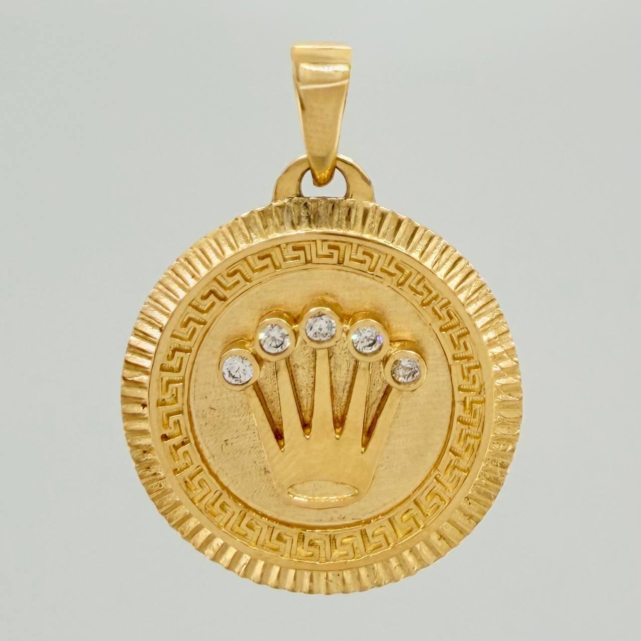 Dije Corona 6.95gr / 1 1/2 in / Oro Amarillo 18K $