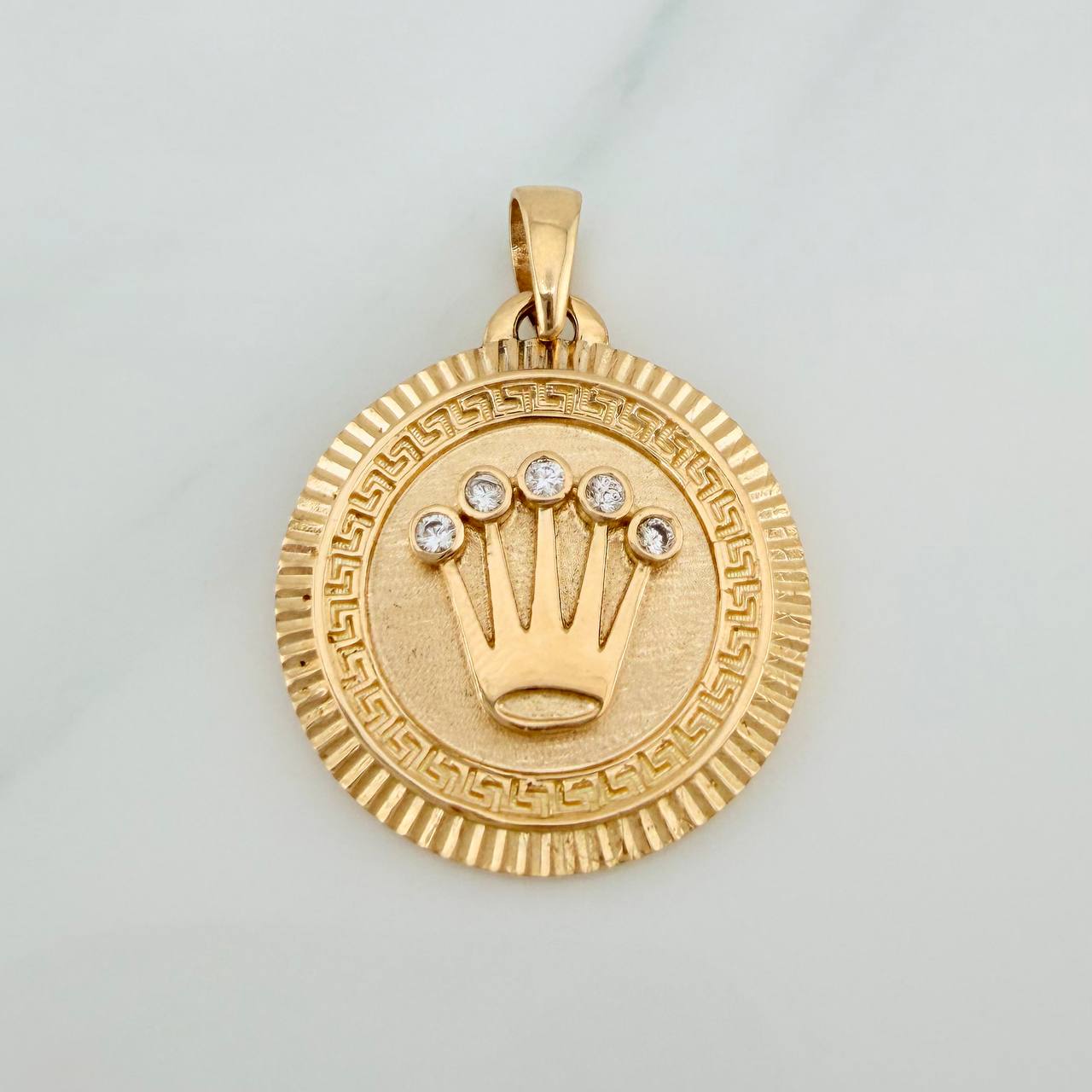 Dije Corona 6.95gr / 1 1/2 in / Oro Amarillo 18K $
