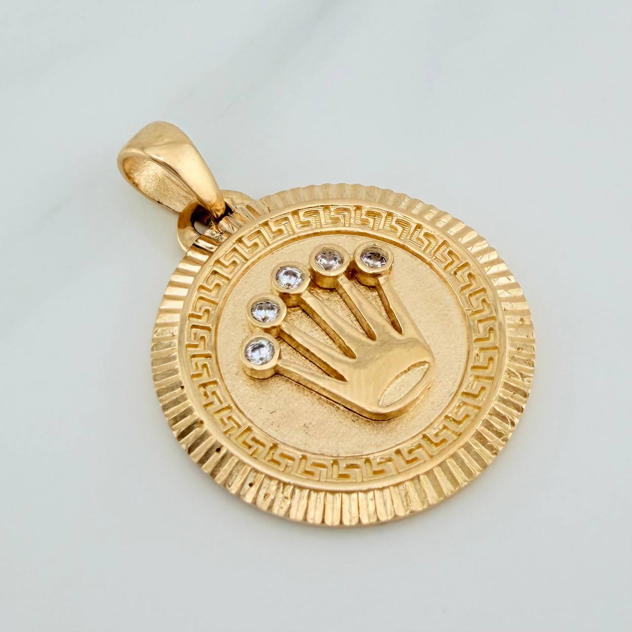 Dije Corona 6.95gr / 1 1/2 in / Oro Amarillo 18K $