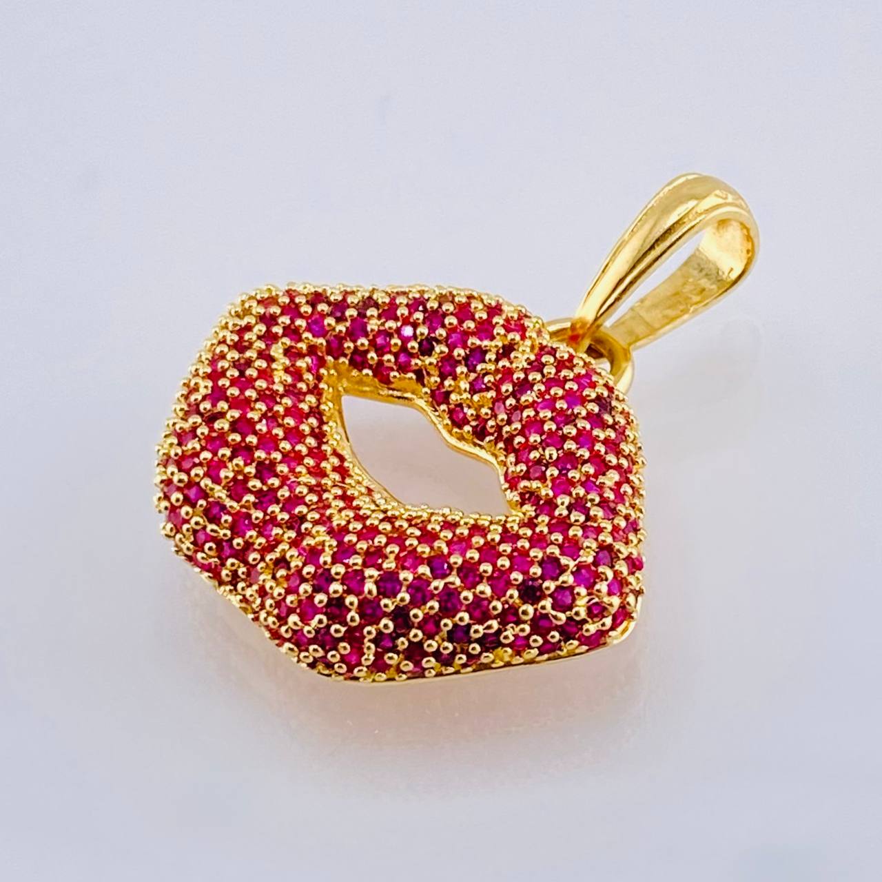 Pendant Lips 5.25gr / 1 1/4 in / 18K Yellow Gold