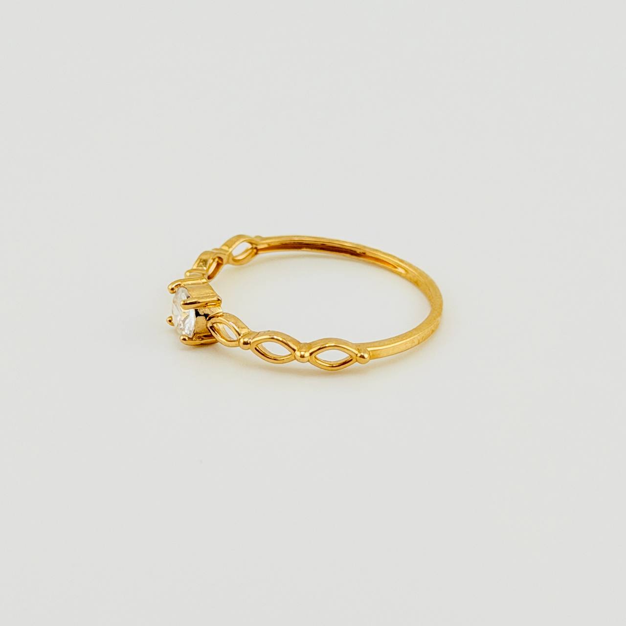 Anillo Solitario Ojos 1gr / T6 / Oro Amarillo 18K *