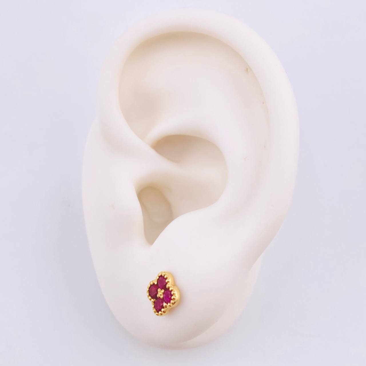 Topos Flor Trebol Rubies 40pts 1.55gr / 6mm Oro Amarillo 18K ©