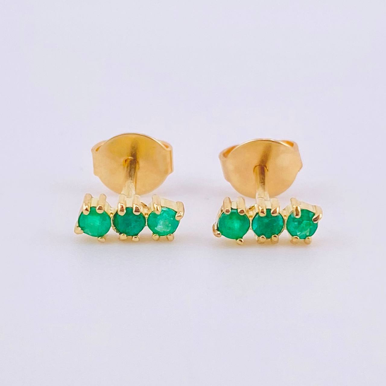 Topos Trio Esmeraldas 16pts 1.2gr / 1/4 in / Oro Amarillo 18K ©