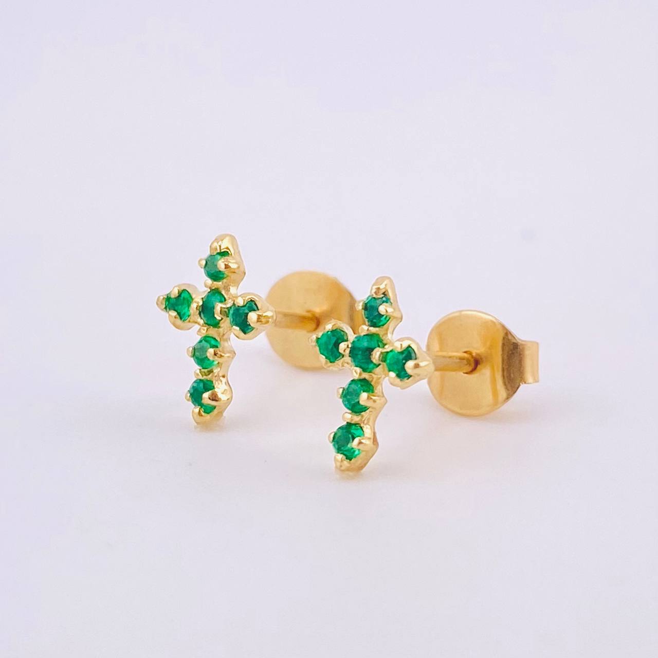 Stud Earrings Cross Emeralds 18pts 1.2gr / 1/4 in / 18K Yellow Gold ©
