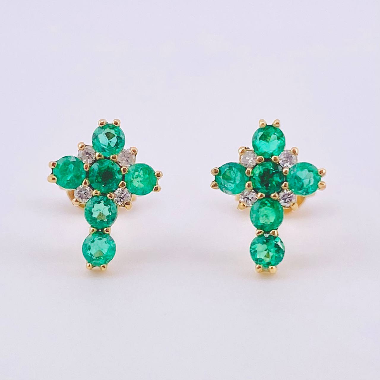 Topos Cruz Centella Interior Esmeraldas 55pts Diamantes 16pts 1.65gr / 1/2 in / Oro Amarillo 18K *